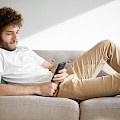 © karlyukav | freepik.com | Menschen, moderner Lebensstil und Gadget-Konzept. Stilvoller Hipster-Typ...