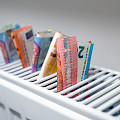 © akophotography | freepik.com | Euro-Banknoten in einem Zentralheizkörper das Konzept der teuren...