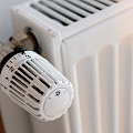 © rcphotostock | freepik.com | Thermostat auf mittleres Temperatursymbol eingestellt, um Heizkosten...