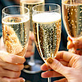 © tahantanha10 | freepik.com | Menschen, die mit Champagnergläsern toasten Feier und festlicher Anlass...