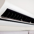 © kwangmoop | freepik.com | Klimaanlage auf weißer Wand im Innenraum