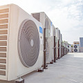 © family31 | freepik.com | Klimaanlage (HVAC) auf dem Dach eines Industriegebäudes mit blauem Himmel...