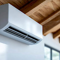 © mizkit | freepik.com | Moderne Klimaanlage, die an der Wand in einem stilvollen Raum mit Holzdecke...