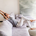 © diana.grytsku | freepik.com | Lächelnde junge Frau entspannt sich auf der Couch