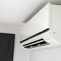 © kwangmoop | freepik.com | Klimaanlage auf weißer Wand im Innenraum