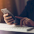 © sitthiphong | freepik.com | Frau mit Smartphone
