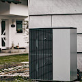 © alexgolovinphotography | freepik.com | Eine Außeneinheit einer Klimaanlage außerhalb eines Hauses im Gras. Mode...