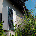 © StockSeller | freepik.com | Externe Wärmepumpe gegen die Wand des Hauses Moderne Technologien...