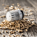 © freepic1 | freepik.com | Holzpellets und Thermostatkopf