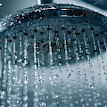 © pkproject | freepik.com | Starker Duschkopf, der mit wirksamen Wassertropfen und...