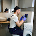 © hryshchyshen | freepik.com | Professioneller Klempner arbeitet mit Toilettenschüssel im Badezimmer...