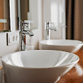 © ira_evva | freepik.com | Moderne stilvolle Waschbecken mit Chromarmaturen