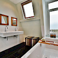 © casamediacasamedia | freepik.com | Leere Stühle zu Hause