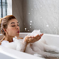 © freepik | freepik.com | Frau genießt ein entspannendes Schaumbad