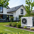 © vladimirpolikarpov | freepik.com | Eine weiße Klimaanlage, die vor einem Haus platziert ist, eignet sich hervorragend...