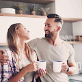 © ASDFpik | freepik.com | Glückliche junge Frau mit Tasse Kaffee