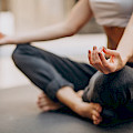 © senivpetro | freepik.com | Junge Frau übt zu Hause Yoga